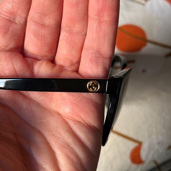Gucci black sunglasses with gold logo - Picture 11 of 14